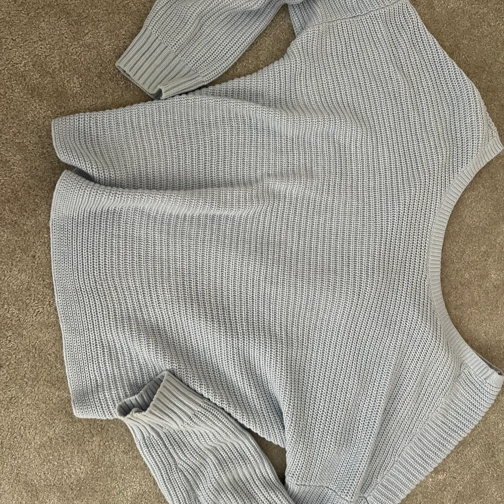 Ljusblå stickad tröja med öppen rygg från Hollister. Anänd ett fåtal gånger är i bra skick. Säljer pga att den inte kommer till använding.. Stickat.