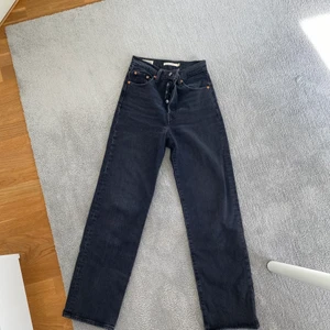 Levis ribcage jeans strl 25 - Ett par super fina svarta straigh ribcage  jeans från Levis, är köpta 2020 och är använda ca 15 ggr men är i super fint skick och har inga slitningar, säljer för att jag har växt ur dem💕 (köpare står för frakt) nypris 1200 kr