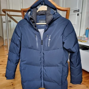 Sail racing vinterjacka/dunjacka - Mkt bra skick. Använd en vintersäsong. 2021 års modell. Älskad.