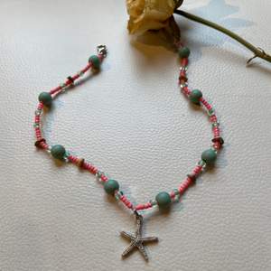 Handmade handgjord sommar halsband, rosa blå/grön med sjöstjärna och kristaller. köparen betalar frakten