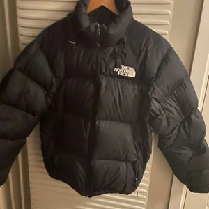 North Face jacka, strl M - North Face jacka, strl M, herrstorlek. Haft en vinter men använt sparsamt så den är i bra skick. Säljer pga passar ej min stil längre. Nypris 3000 kr, mitt pris 1800 kr. Är 183 cm, satt relativt bra. 