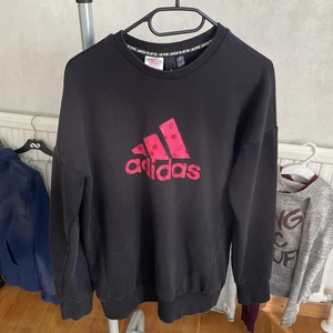 Adidas tröja  - Adidas tröja st 170. I använt men gott skick. Hund finns i hemmet. 