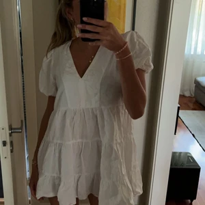 Vit klänning Zara - Vit klänning från Zara, storlek M. Köpt på plick men aldrig använt. Jötte fint skick