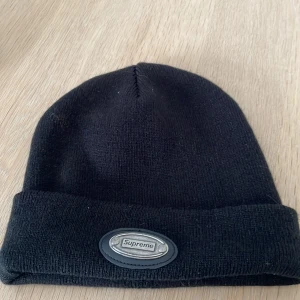 Supreme Mössa - Nästan helt oanvänd Supreme mössa. Skicka 9/10