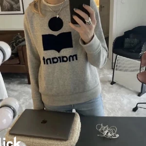 Hoodie  - Min fantastiska marant hoodie!!💞💞 Skit snygg och passar till allt, inte säker på att jag vill sälja!! Men skriv om ni verkligen vill köpa 