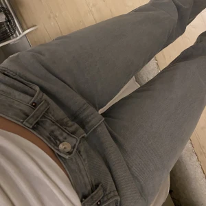 Grå jeans - Säljer mina nästan oanvända  bajs snygga Gina jeans, dom är strl 38 och jag är 172 men jag säljer då jag skulle vilja ha 36 som sitter lite tajtare då ja inte har kött på benen😍💯 
