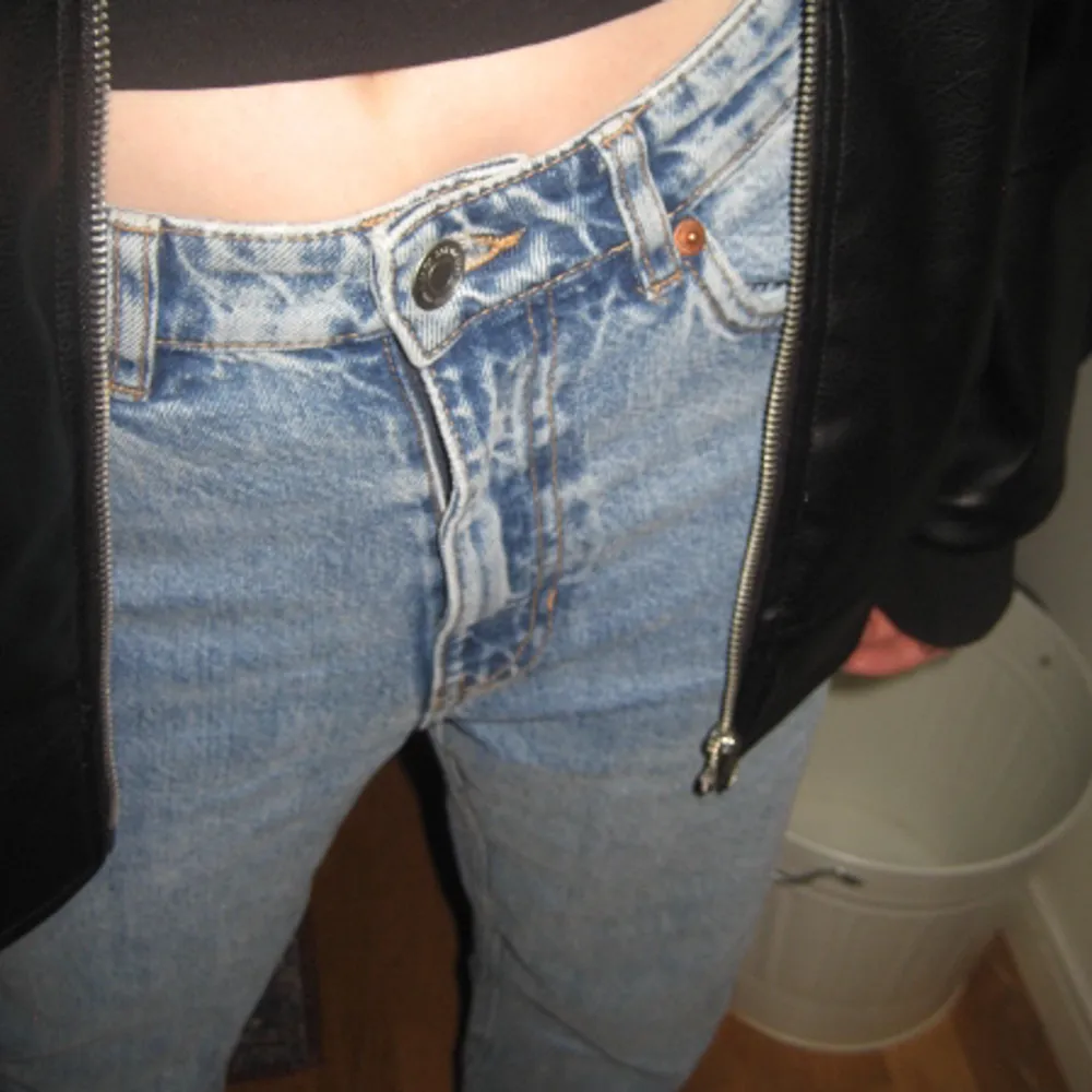 Ett par blåa jeans som jag skulle kalla straight/mom jeans.. Jeans & Byxor.