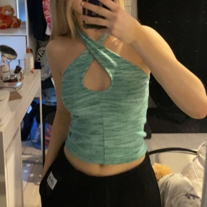 Topp - Grön topp från Gina tricot som köptes i somras men inte kom till någon användning❤️❤️. TROR den är slutsåld.