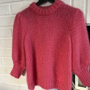 Sååå fin handstickad tröja från Ganni i nyskick. Köpt för 3695kr. 💕💕