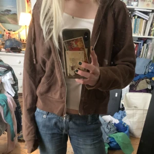 Brun hoodie - Superskön och mysig, bra vardagsplagg! Den har ett bryderi på ena bröstet. Kontakta för att köpa eller ställa frågor❤️