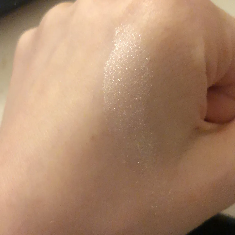 En highlighter som man oxå kan ha dom ögonskugga,oanvänd,vid mer frågor skriv privat,köp inte direkt🤝☺️. Övrigt.