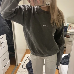 UrbanOutfitters sweatshirt - Såså snygg sweatshirt från Urban outfitters i strlk xs! Så skönt material men får tyvärr ingen användning av den!💙