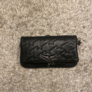 Zadig & Voltaire väska  - Säljer min väska ifrån Zadig & Voltaire köpt för cirka 5 månader sedan! Så den är i väldgit bra skick💞det kommer med ett kort band ocy ett långt! vid snabb affär är jag villig att diskutera pris💞