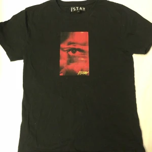 T-shirt Stay strl S - Snygg t-shirt med tryck från Stay i strl S 