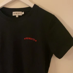 FIORUCCI T-shirt🖤 - Använd få gånger, superfin🖤