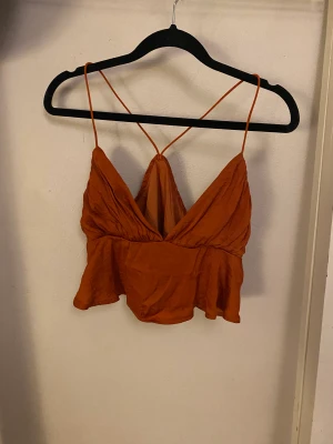 Party topp - Jättefin roströd topp som är fin baktill!  Aldrig använd, bara testad 🕺