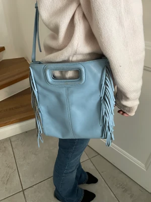 Väska  - Nu säljer jag min maje väska av anledning att den inte kom till användning, och jag fick en ny väska i jul. Jag köpte den för 2000kr på Plick, jag säljer den för 600+frakt om du vill ha närmre bilder på den skriv privat och mer information om den💗