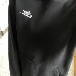 Säljer denna snygga Nike hoodien köpet från kidsbrandstore för ca 500kr Den är nästintill oanvänd🫶🏽 Pris kan diskuteras💗 Köpare står för frakt💗🫶🏽 Jag har storlek 150 i tröjor och denna är L fast i barnstorlek så den är inte Jätte stor men den passar perfekt