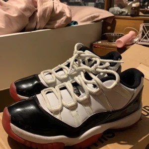 Jordan 11 Low - Jordan 11 low concord bred i storlek 40.5, finns ingen box därav priset
