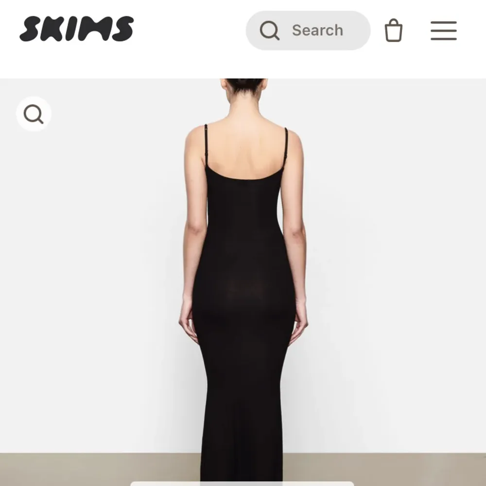 Säljer denna skims klänning i svart!🤩 den är i modellen “soft lounge long slip dress” ❤️ säljer denna i xs då jag beställde två storlekar! Lappen är kvar och klänningen är helt oanvänd! Säljer i xs men passar även S❤️❤️ frakten ingår i priset 🫶🏼. Klänningar.