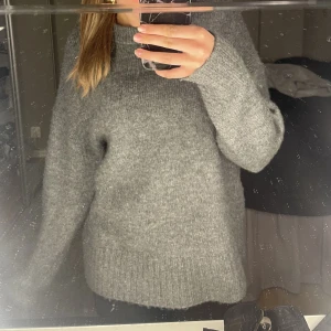 Tröja  - Säljer denna snygga grå tröjan från new yorker, tröjan är i stl M. Säljer för 100kr+frakt❤️