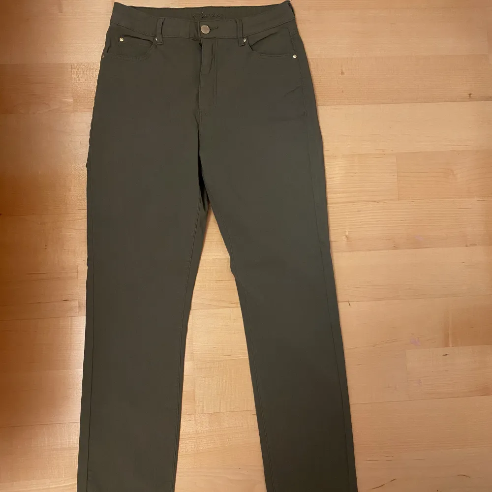 HELT OANVÄNDA gröna jeans med gulddetaljer från Vero Moda i modellen Sanna Denim💚straight/skinny + midrise! kontakta för fler bilder:) . Jeans & Byxor.