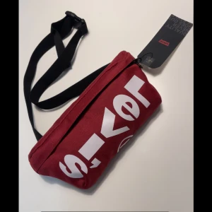 Helt ny LEVI’S midjeväska  - Jätte fin LEVI’S väska, helt ny ✨