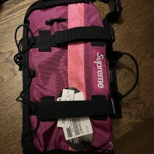 Supreme bum bag - Supreme bum bag. Nyskick, aldrig använd. Nypris 3100:- Kan hämtas i Malmö eller skickas. Vid snabb affär kan priset diskuteras. 