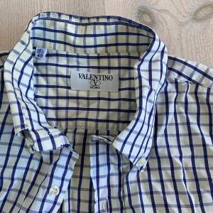 Vintage Skjorta från Valentino. Missfärgad eftersom att den är vintage, därav lägre pris. Storlek 40 (XL)