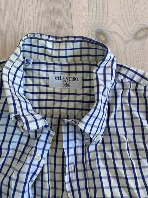 Vintage Skjorta från Valentino. Missfärgad eftersom att den är vintage, därav lägre pris. Storlek 40 (XL)