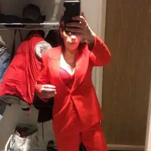 Röd super fin kostym från hm. Använd en gång !