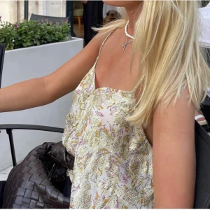 Guldig fest topp - Populärt zara linne i storlek S!!! I fint skick aldrig använd. Säljer då den inte kommer till användning ⭐️