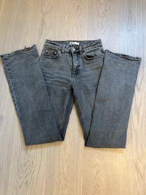 Super snygga bootcut jeans från gina. Jag säljer dem här jeansen då dom inte passar, så dem har inte kommit till andvändning. Jeansen är i super fins sick andvenda ett fåtal gånger. Inga fläckar eller defekter! Ny pris 599kr