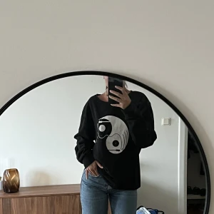 Somewear - essentials tröja  - Somewear - essentials tröja. Motivet är ying yang. Tröjan är svart och är oversized. Tröjan är i fint skick då den är använd ytters få gånger 