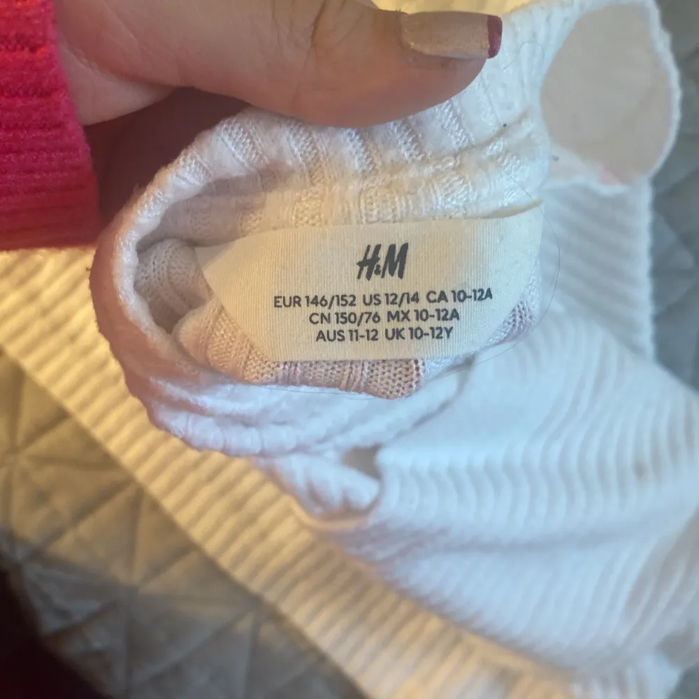 Här säljer jag en tröja från H&M💋. Köpte för 159 kr,. Tröjor & Koftor.