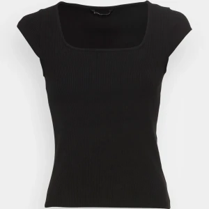 Only t shirt - Säljer denna super trendiga t shirt från Only. Endast testad. 