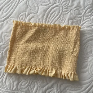 Gul bandeutopp - Gul bandeutopp från ginatricot. I storlek XS. 30kr + frakt