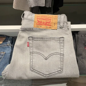 Levis 501 - Levis 501 i en ljus grå färg som är ganska svåra att få tag på. Storlek 30/32. Nypris ≈ 1000kr. Inga tydliga defekter då de är väldigt sparsamt använda. Skriv privat vid frågor eller funderingar! ☺️