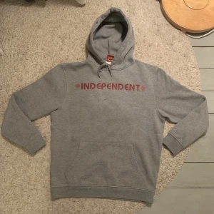 independent hoodie - independent hoodie i storlek m, fint skick, den är lite liten i storleken.