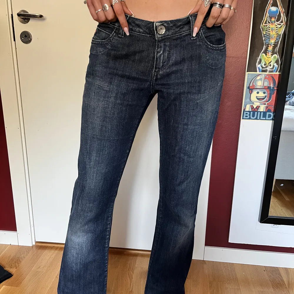 lowrise bootcut miss sixty jeans med strass, i bra skick . Jeans & Byxor.