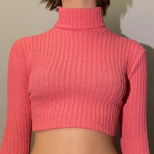 Polotröja hot pink - Så snygg polotröja i färgen hotpink. Säljer för att den tyvärr inte kommer till användning. Köpt på Bershka. Pris kan diskuteras!💓💓
