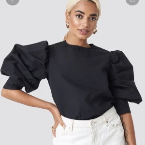 Puffärmad blus - Puffärmad svart blus från NAKD, nypris är 300kr, knappt använd <3 stor i storlek!