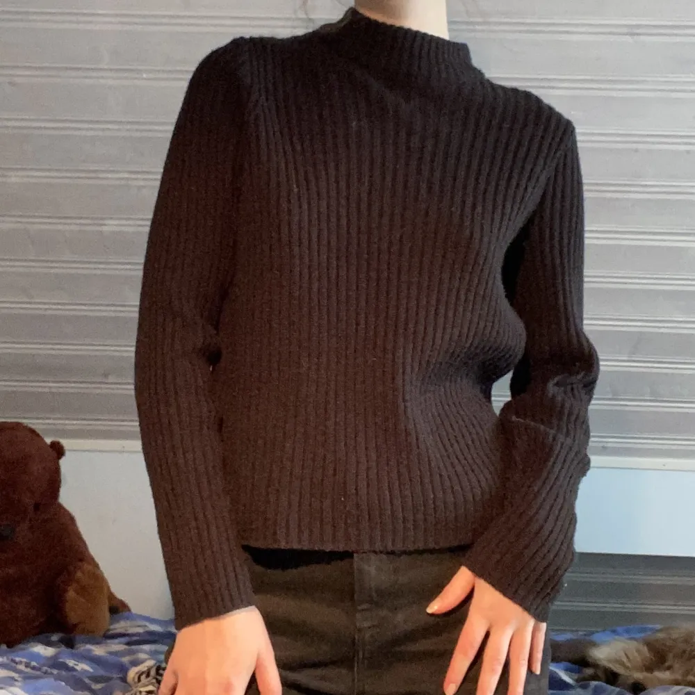 Långärmad svart stickad tröja med ganska hög krage. Funkar på för sig själv och under t.ex klänningar. 60kr frakt om du köper genom mig och inte köp nu :). Tröjor & Koftor.
