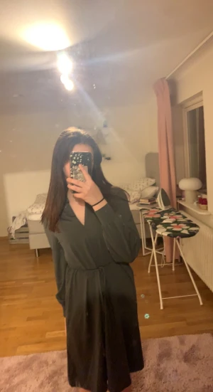 Grön Klänning - Säljer denna klänning då jag inte använder den längre, den säljs med ett snöre som man fick till klänningen. Hör av er om ni har några frågor eller vill ha mer bilder!💚