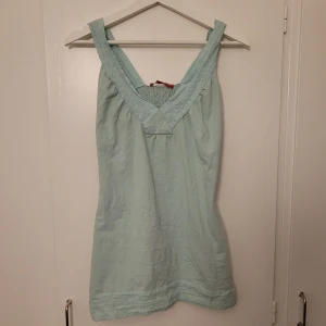 Linne - Fint sommarlinne med fina detaljer. Som ny! Passar även som M.