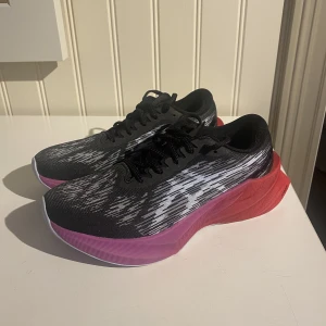 Asics Novablast 3 - Neutrala löparskor, används två gånger så sulan är så gott som ny. 