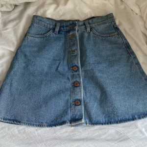 Jeans kjol - Hej! Säljer min jeans kjol från monki i storlek 38. Jätte bra skick inte sliten alls hör av er för frågar eller för fler bilder. 
