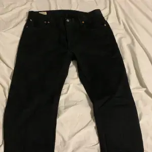 Levi’s 501 i väldigt bra skick storlek 36/30 men kan användas för dem med storlek 30 och till 36 i midjan beroende på hur baggy man bmvillnha jeansen, skick 9/10