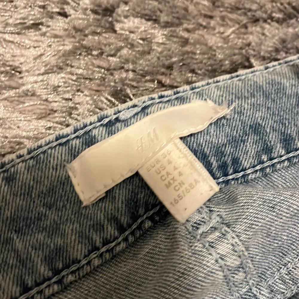 Visa jeans från hm i storlek 36 använda fåtal ggr, i super skick. Pris kan diskuteras❣️. Jeans & Byxor.