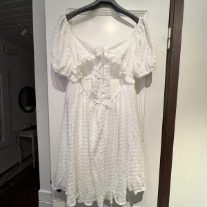 En vit klänning som passar perfekt till sommaren. Är i storlek L och har bara enbart testat den då den var för stor för mig 